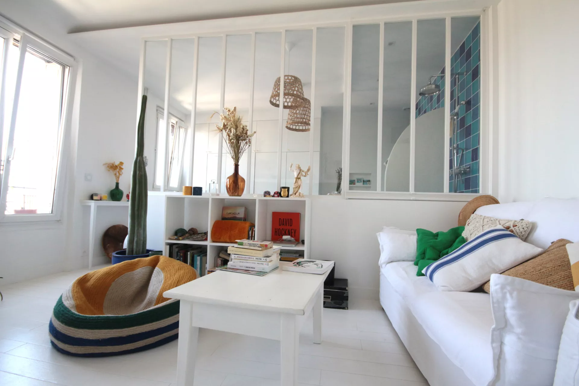 Studio meublé à Paris avec espace bureau pour séjour longue durée